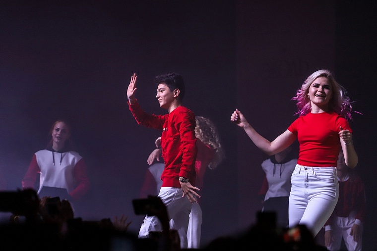 Талантливые юные тюменцы “зажгли” на одной сцене с певцами и блогерами