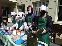 На полевых кухнях тюменцев угощают солдатской кашей
