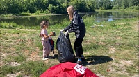 "Молодогвардейцы" убирают мусор у озера в поселке Московский