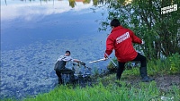"Молодогвардейцы" убирают мусор у озера в поселке Московский