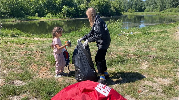 "Молодогвардейцы" убирают мусор у озера в поселке Московский