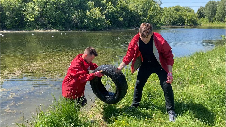 "Молодогвардейцы" убирают мусор у озера в поселке Московский