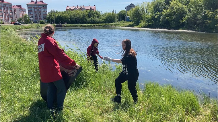 "Молодогвардейцы" убирают мусор у озера в поселке Московский