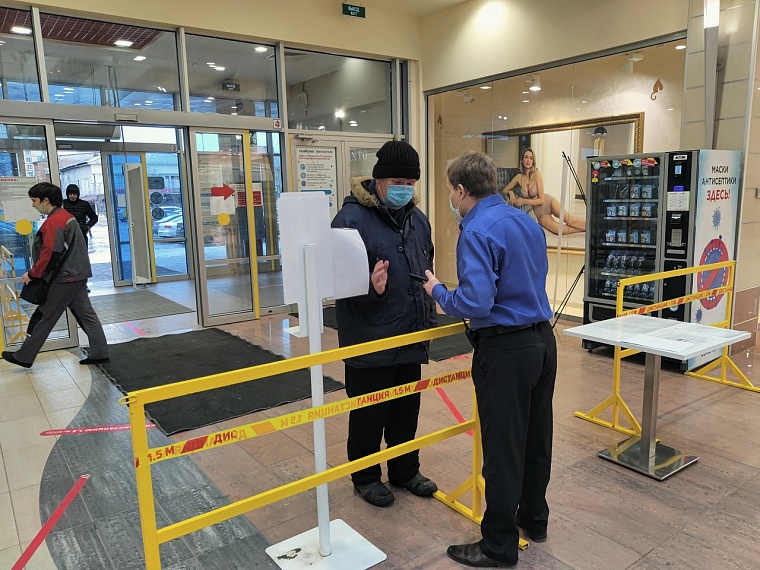 «Документики предъявите». Законна ли проверка QR-кодов у тюменцев