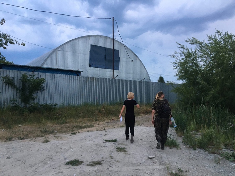 Прочесывая заброшенки, стройки и кусты. Ночной репортаж с поисков пропавшей в Тюмени девочки