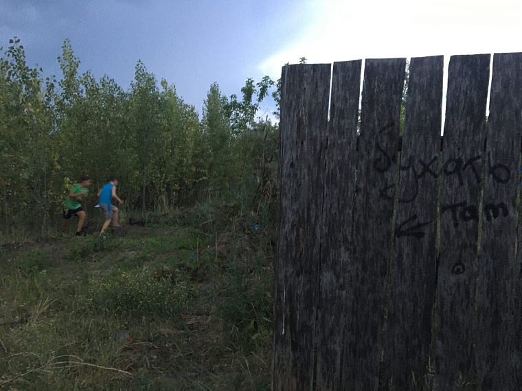 Прочесывая заброшенки, стройки и кусты. Ночной репортаж с поисков пропавшей в Тюмени девочки