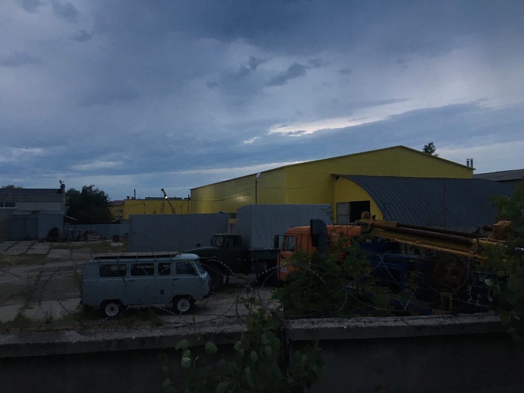 Прочесывая заброшенки, стройки и кусты. Ночной репортаж с поисков пропавшей в Тюмени девочки