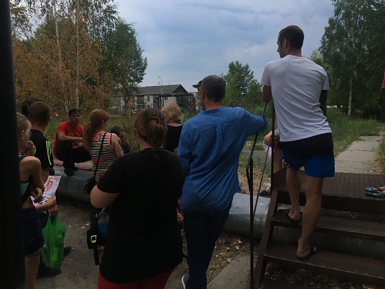 Прочесывая заброшенки, стройки и кусты. Ночной репортаж с поисков пропавшей в Тюмени девочки