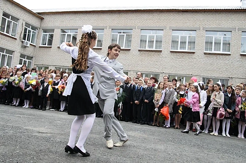 Парад выпускников, школьный вальс и салют: как пройдет "Последний звонок" в Тобольске