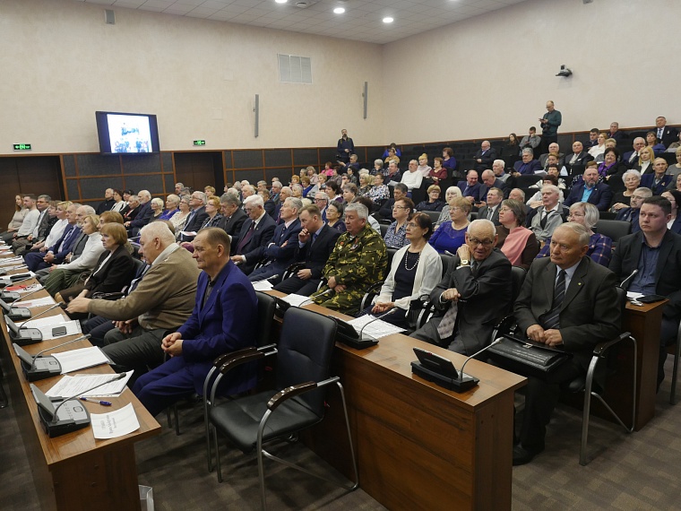 Александр Моор: К патриотическому воспитанию молодежи нужно подключать ветеранов СВО