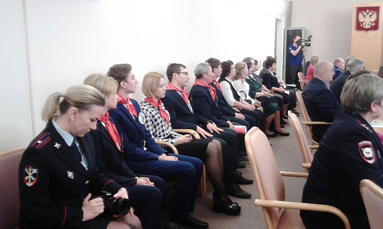 Ученики тюменской школы №88 признаны лучшими друзьями полиции
