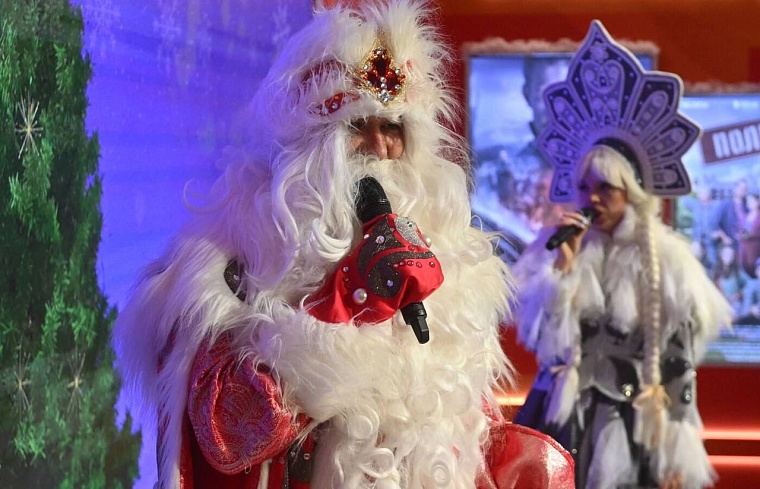 Каждый день в Москве на выставке "Россия" проходит шествие сказочных и мультипликационных героев