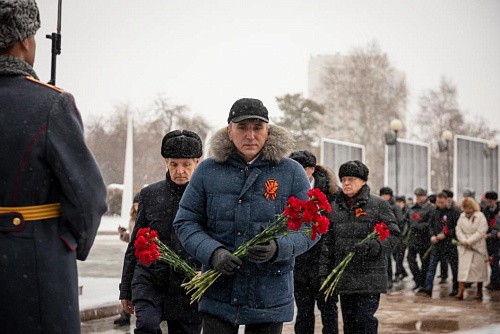 На площади Памяти в Тюмени возложили цветы к обелискам