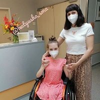 Юной тюменке со СМА Кате Захаровой врачи выпрямили позвоночник