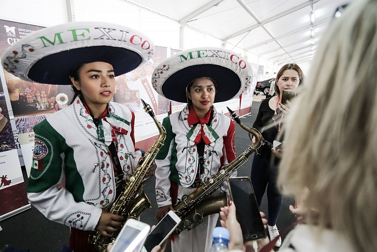 «Спасская башня» в столице стерла границы между странами