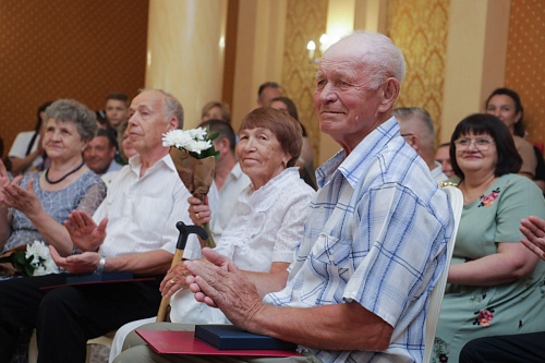 В Тюмени 15 пар получили медали "За любовь и верность"