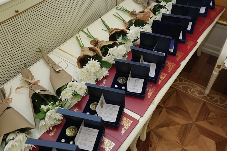 В Тюмени 15 пар получили медали "За любовь и верность"