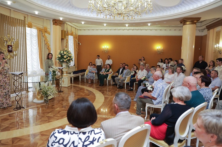 В Тюмени 15 пар получили медали "За любовь и верность"