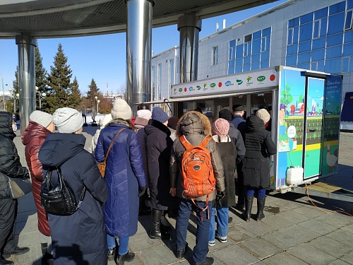 На весенней ярмарке в Тюмени горожане выстроились в очередь за овощами