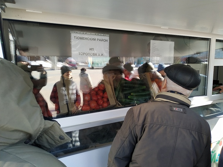 На весенней ярмарке в Тюмени горожане выстроились в очередь за овощами