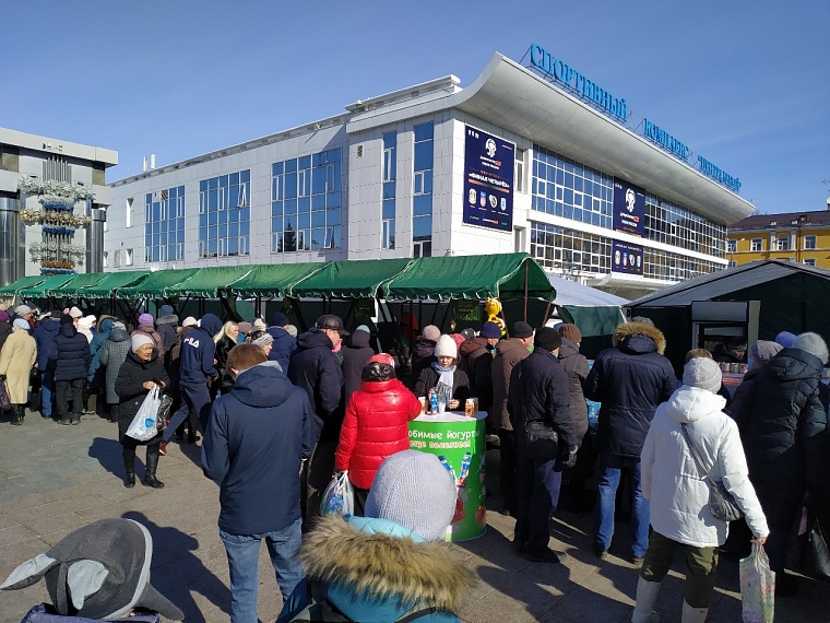 На весенней ярмарке в Тюмени горожане выстроились в очередь за овощами
