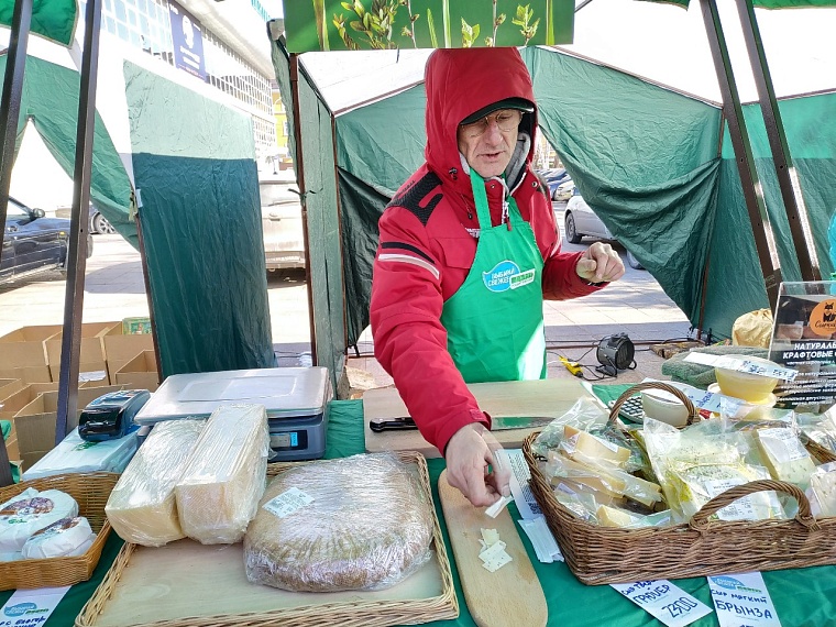 На весенней ярмарке в Тюмени горожане выстроились в очередь за овощами
