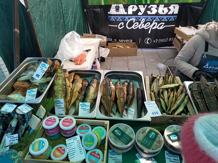 На весенней ярмарке в Тюмени горожане выстроились в очередь за овощами