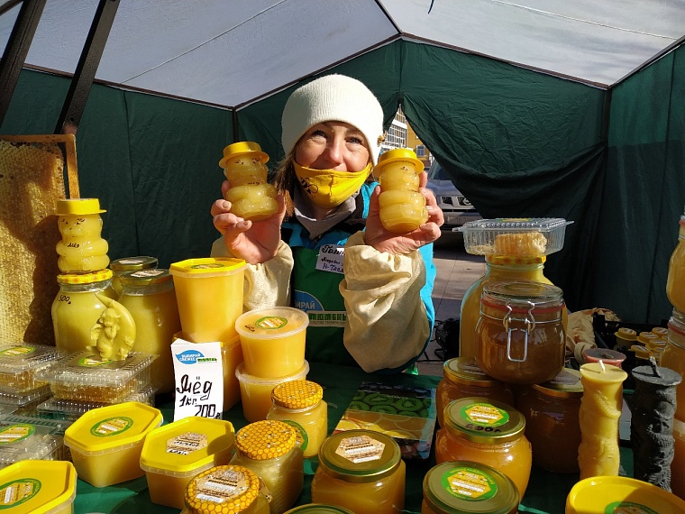 На весенней ярмарке в Тюмени горожане выстроились в очередь за овощами