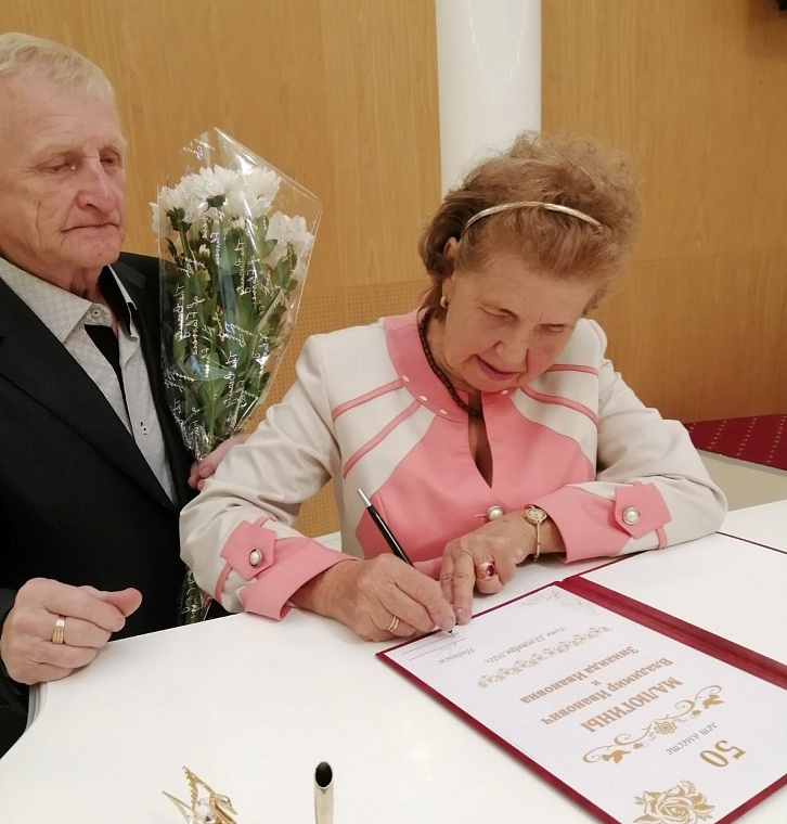 Супруги Малюгины из Тобольска торжественно отметили золотую свадьбу