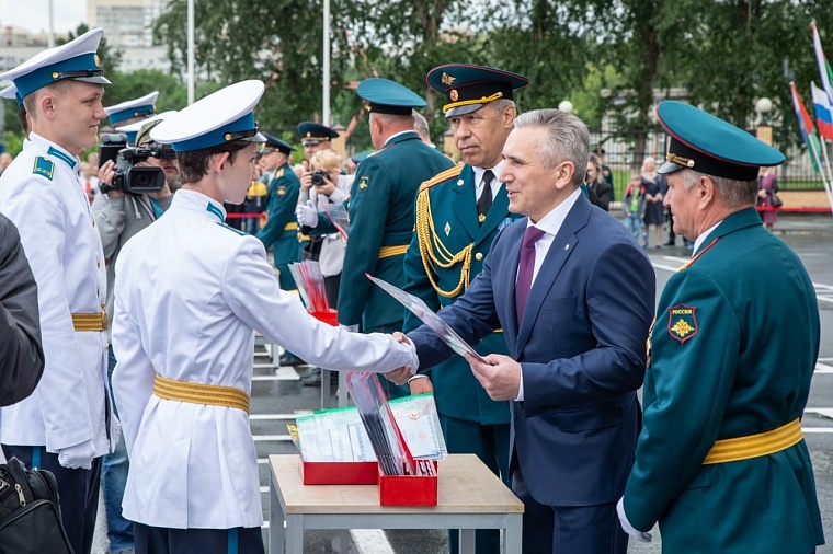 Александр Моор и Владимир Якушев вручили аттестаты выпускникам Тюменского президентского кадетского училища