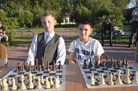 Деревенские ребята сразились за шахматной доской с легендарным гроссмейстером