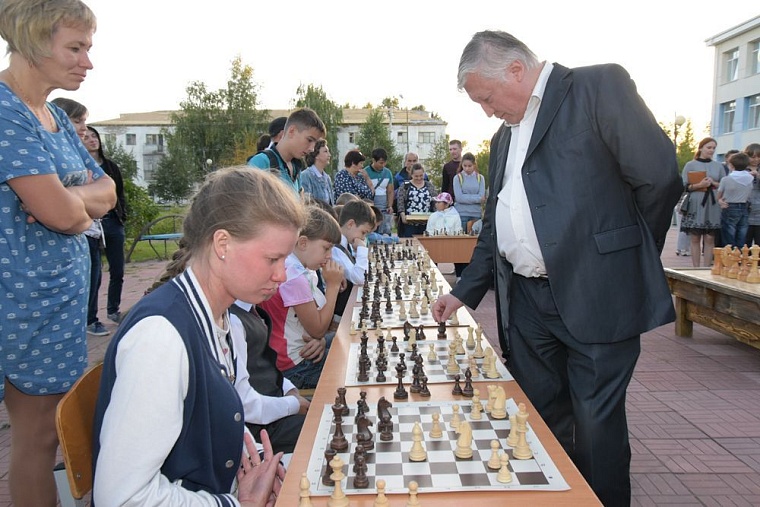 Деревенские ребята сразились за шахматной доской с легендарным гроссмейстером