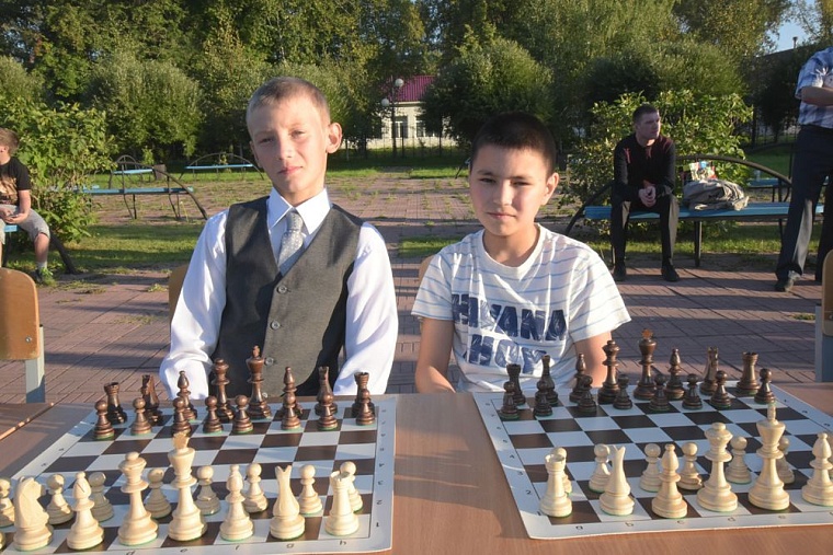 Деревенские ребята сразились за шахматной доской с легендарным гроссмейстером
