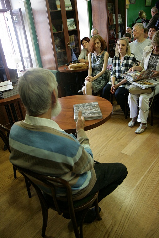 Мастер Шитов подарил горожанам сохраненную им деревянную Тюмень