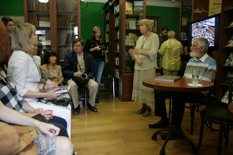 Мастер Шитов подарил горожанам сохраненную им деревянную Тюмень