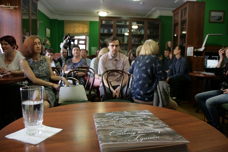 Мастер Шитов подарил горожанам сохраненную им деревянную Тюмень