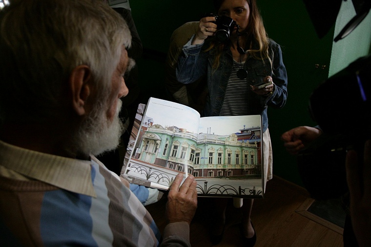 Мастер Шитов подарил горожанам сохраненную им деревянную Тюмень