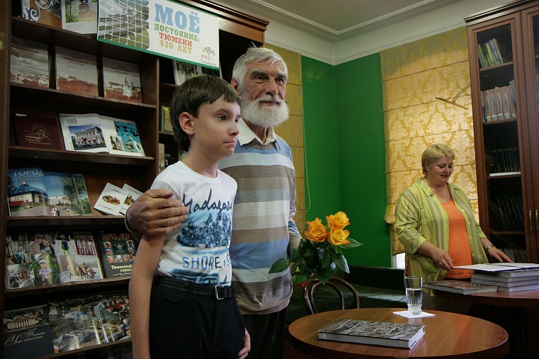 Мастер Шитов подарил горожанам сохраненную им деревянную Тюмень