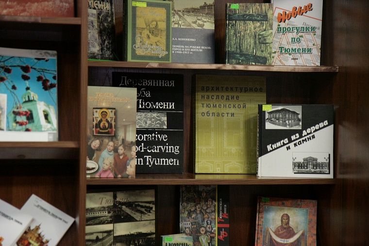 Мастер Шитов подарил горожанам сохраненную им деревянную Тюмень