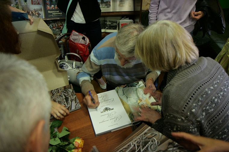 Мастер Шитов подарил горожанам сохраненную им деревянную Тюмень