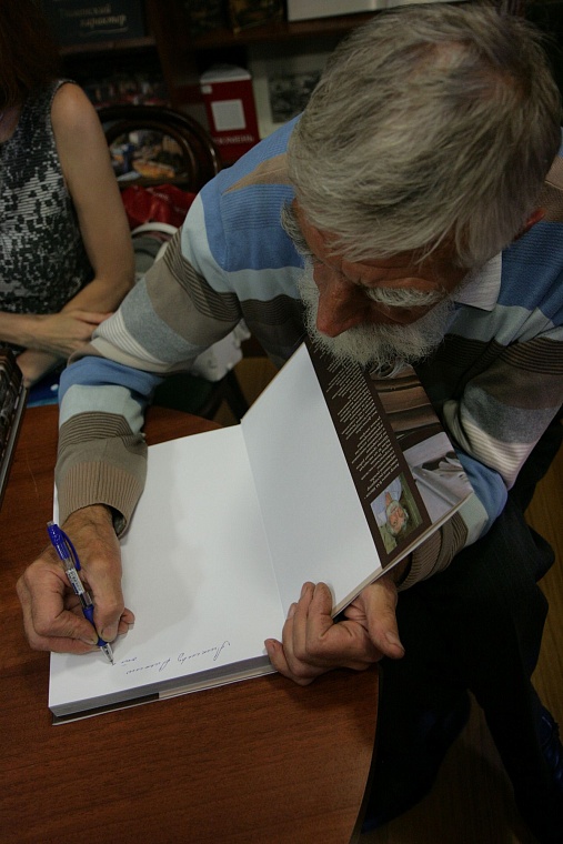 Мастер Шитов подарил горожанам сохраненную им деревянную Тюмень