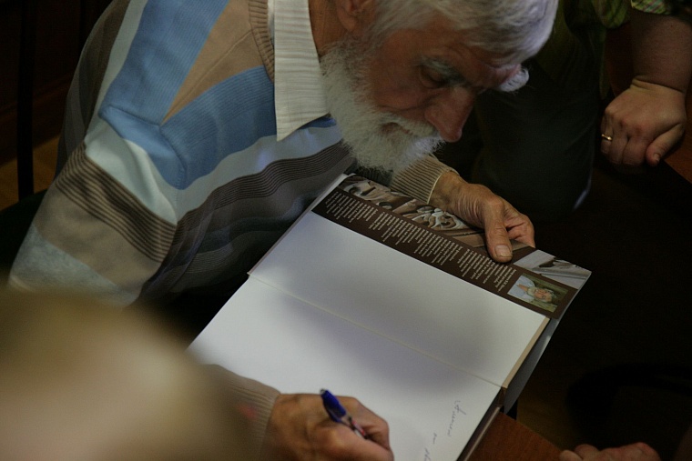 Мастер Шитов подарил горожанам сохраненную им деревянную Тюмень