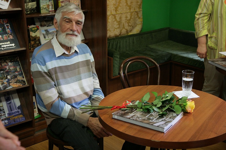 Мастер Шитов подарил горожанам сохраненную им деревянную Тюмень