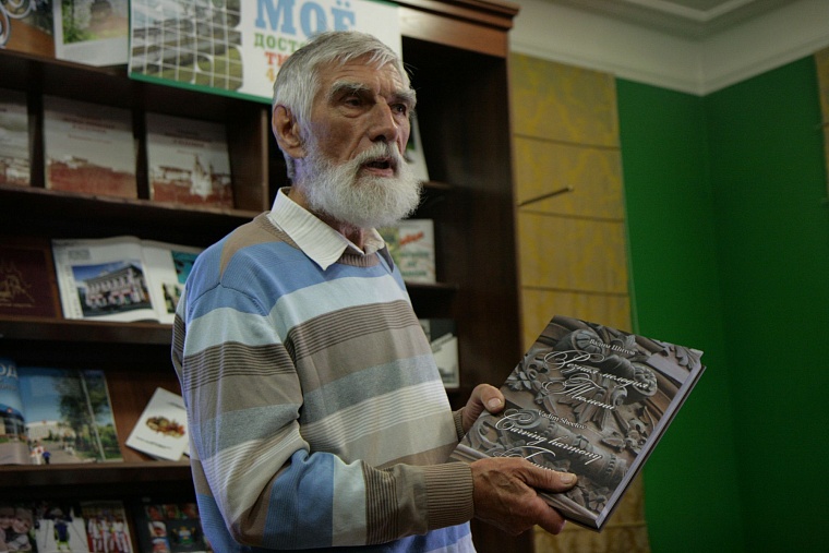 Мастер Шитов подарил горожанам сохраненную им деревянную Тюмень