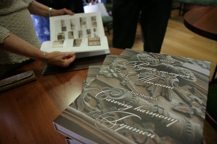 Мастер Шитов подарил горожанам сохраненную им деревянную Тюмень