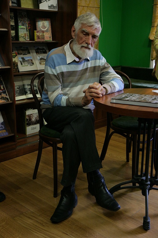 Мастер Шитов подарил горожанам сохраненную им деревянную Тюмень