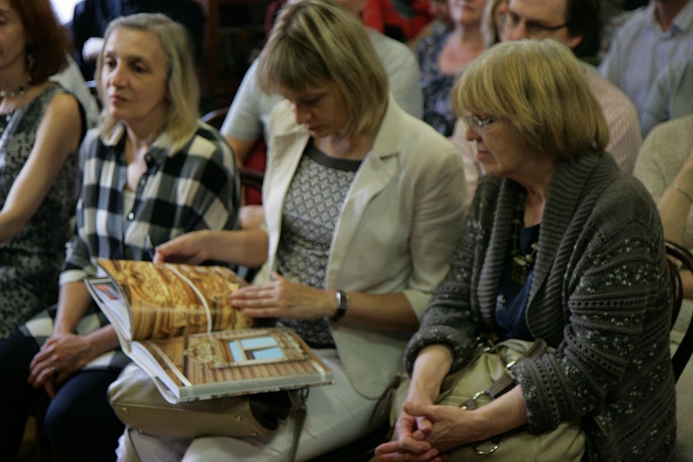 Мастер Шитов подарил горожанам сохраненную им деревянную Тюмень