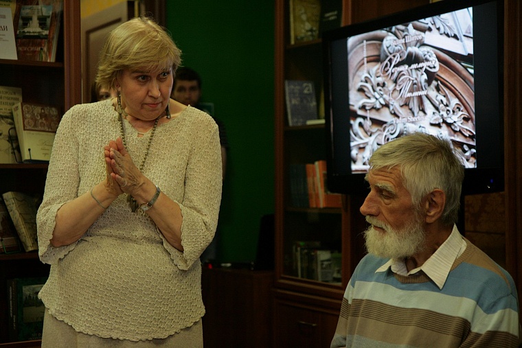 Мастер Шитов подарил горожанам сохраненную им деревянную Тюмень