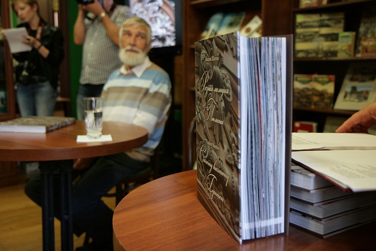 Мастер Шитов подарил горожанам сохраненную им деревянную Тюмень