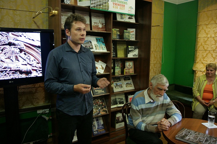 Мастер Шитов подарил горожанам сохраненную им деревянную Тюмень